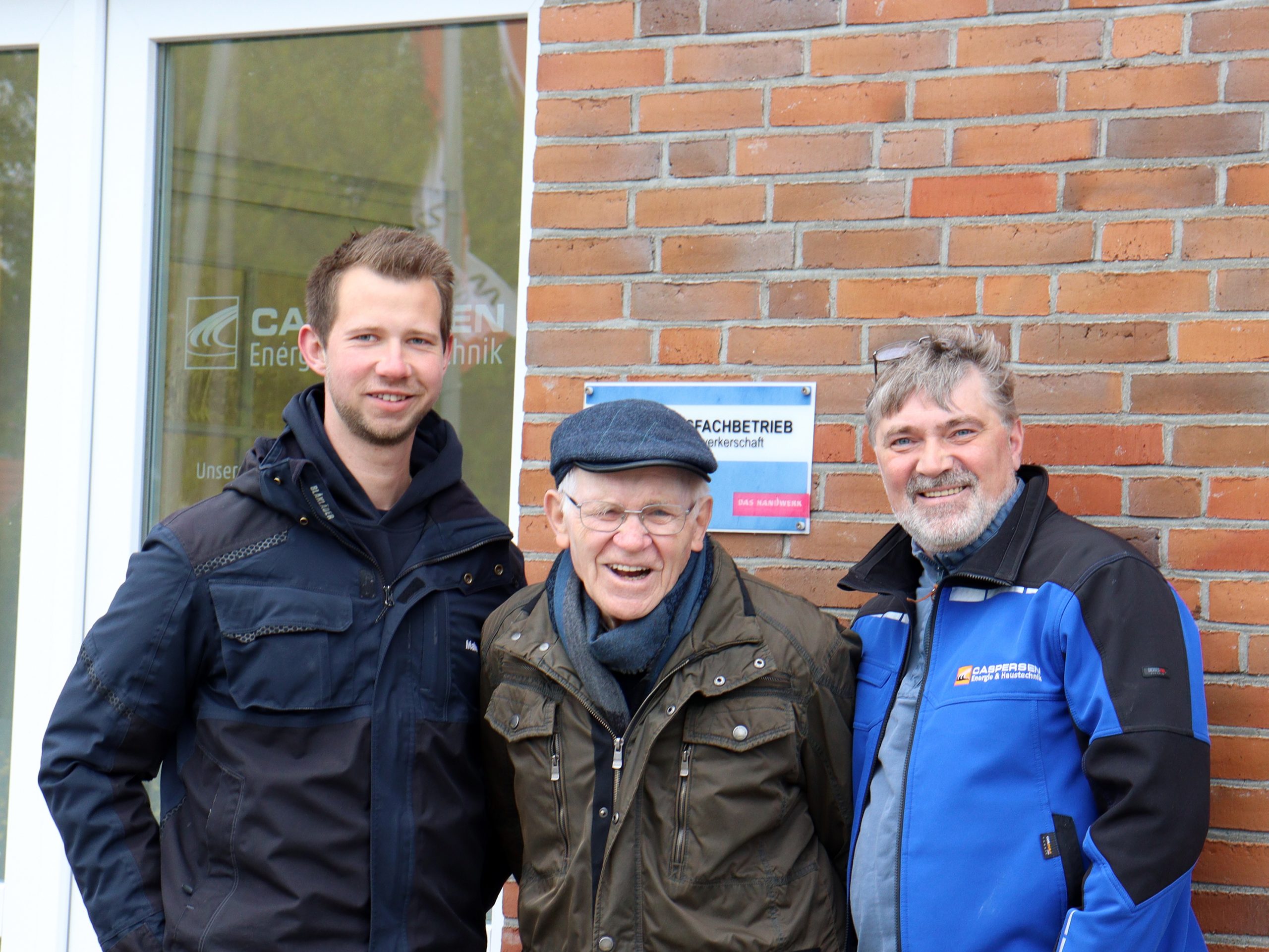 Drei Generationen des Familienbetriebs Caspersen vor dem Firmengebäude: Malte Caspersen, Gründer Ernst Meinert Caspersen und Sven Caspersen